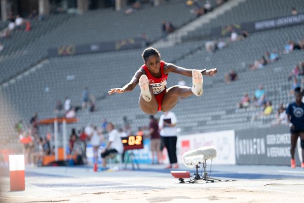 Maryse Luzolo (Koenigsteiner LV) im Weitsprung waehrend der deutschen Leichtathletik-Meisterschaften im Olympiastadion am 26.06.2022 in Berlin